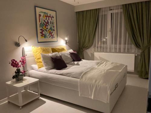 a bedroom with a large white bed and a window at Apartamentul Max, practic și confortabil in Oradea