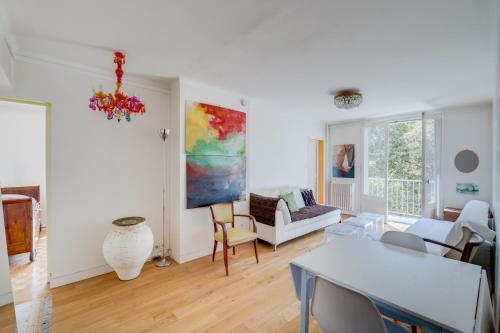 un salon avec un canapé et une table dans l'établissement Brienne by Yumē, à Toulouse