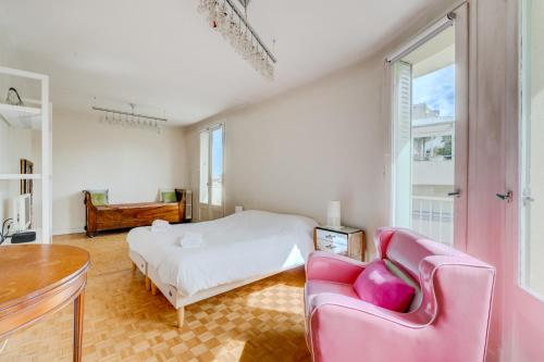 - une chambre avec un lit, un canapé et une table dans l'établissement Brienne by Yumē, à Toulouse