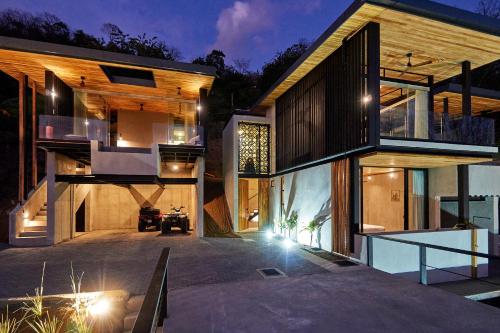 een modern huis met 's nachts een binnenplaats bij SELVA RESORT Ocean View Luxury Villas in Santa Teresa Beach
