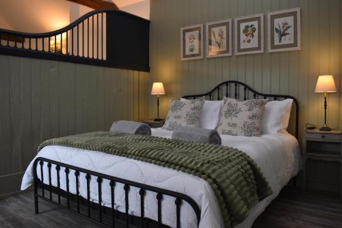- une chambre avec un grand lit et deux lampes dans l'établissement Buttercup, à Rye
