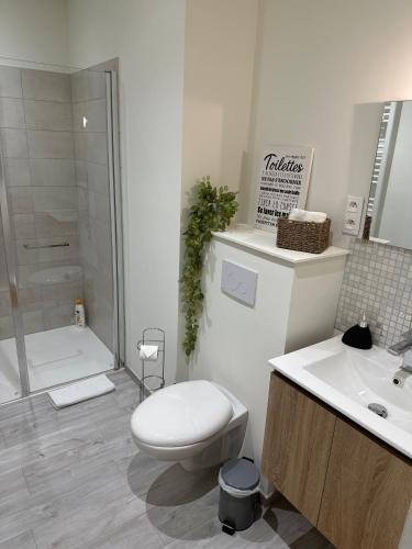 Ένα μπάνιο στο Les cabanes dED-Chambre d hôte cosy