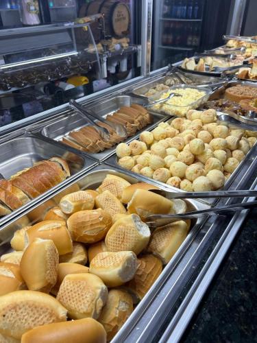 eine Bäckerei gefüllt mit vielen verschiedenen Arten von Gebäck in der Unterkunft Hotel e Restaurante Chão Nativo in São José da Barra