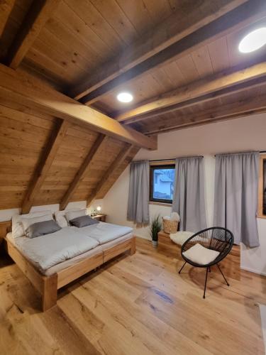 1 dormitorio con 1 cama grande y 1 silla en Roubenka Sobotín, en Sobotín