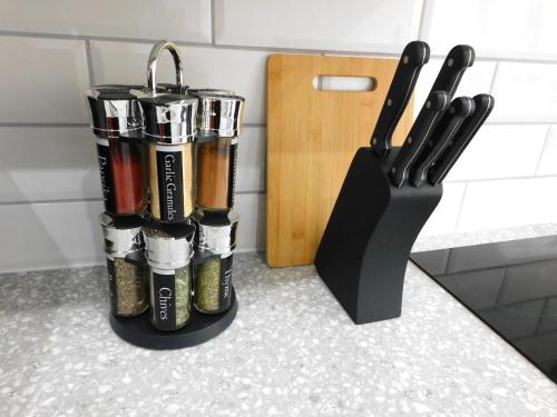 a blender on a counter next to some knives at Charming 2 bed apt close to City and SEC Hydro in Glasgow