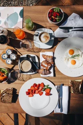 圣玛丽亚纳瓦雷兰希亚度假酒店的一张木桌,上面放着早餐食品