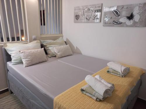 - un grand lit dans une chambre avec 2 oreillers dans l'établissement Studio apartment with pool, à Pula