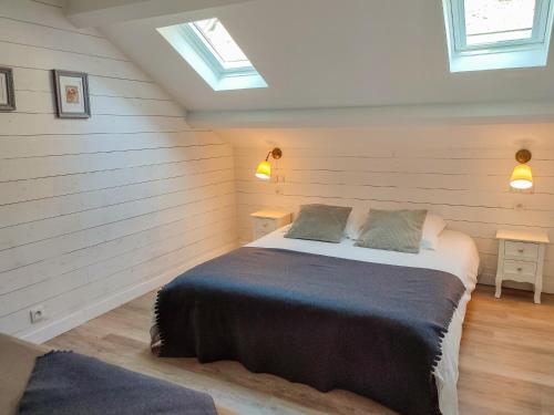 1 dormitorio con 1 cama con 2 almohadas en Gites Le 1900, en Val Couesnon