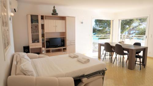 un salon avec un lit et une table dans l'établissement T2 vue mer et plage, 6 personnes by Palmazur, à Cannes