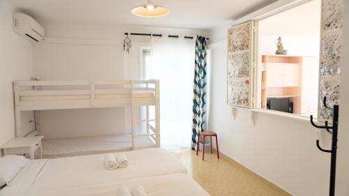 une chambre avec un lit superposé et une fenêtre dans l'établissement T2 vue mer et plage, 6 personnes by Palmazur, à Cannes