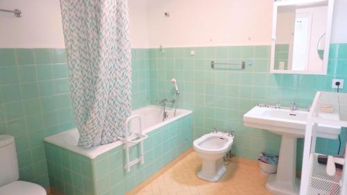 une salle de bain avec toilettes, baignoire et lavabo dans l'établissement T2 vue mer et plage, 6 personnes by Palmazur, à Cannes