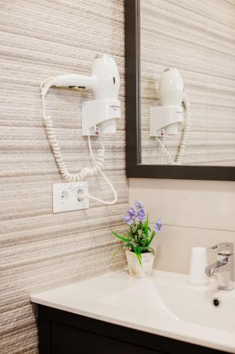 a bathroom with a sink and a mirror at Apartamentos Turisticos Mastil 16 P2 in Málaga