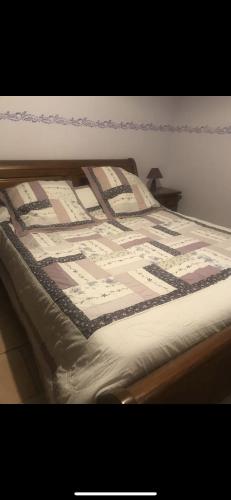 ein Bett mit einer Decke darüber in der Unterkunft Villa Provençale Saint Maximin la sainte baume in Saint-Maximin-la-Sainte-Baume