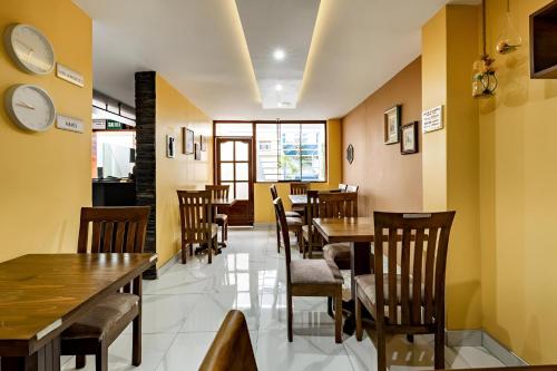 a dining room with wooden tables and chairs at El Centurión in Trujillo