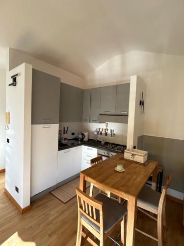 eine Küche mit einem Holztisch und einem Esszimmer in der Unterkunft La La Home in Avezzano