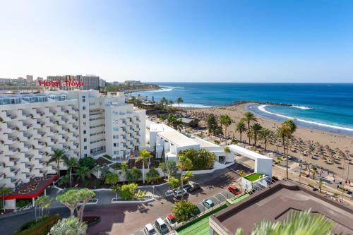 una vista aérea del hotel Hollywood y la playa en Alexandre Hotel Troya en Playa de las Américas