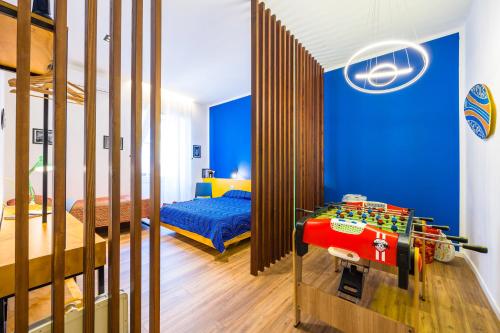una camera da letto con pareti blu e un letto con un tavolo lego di The Place a Napoli