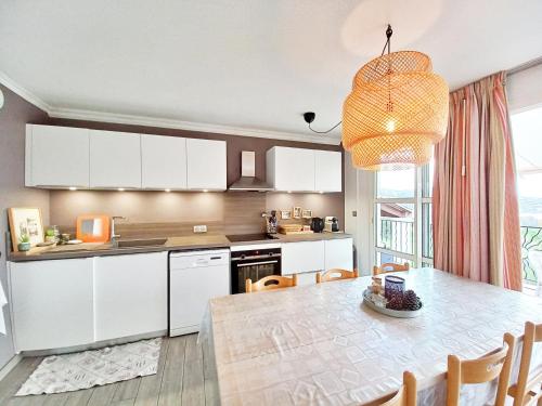 Il comprend une cuisine et une salle à manger avec une table à manger. dans l'établissement 3 pièces tout confort à Cap Estérel, à Saint-Raphaël