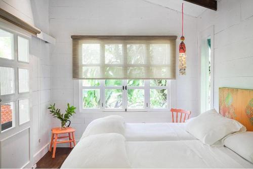 uma sala de estar com um sofá branco e uma janela em Hotel Aguas Claras Member of the Cayuga Collection em Puerto Viejo