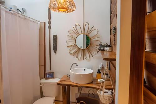 bagno con lavandino, servizi igienici e specchio di MINI UP! Acogedora casita para 2 personas con AC a Cocles