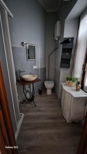 uma casa de banho com um lavatório e um WC em CORTE RITALTONI em Passirano