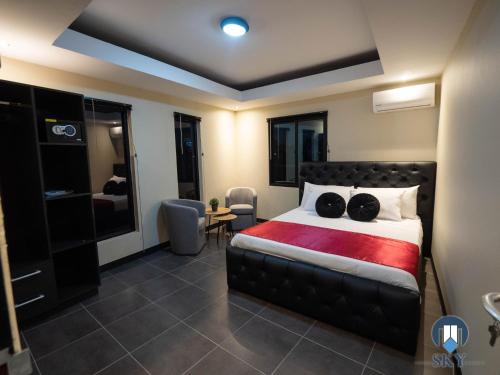 Luxury Sky Residence Double Bedroom في باراماريبو: غرفة نوم بسرير كبير مع بطانية حمراء