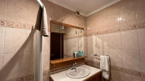 een badkamer met een wastafel en een spiegel bij Espírito Azul Guest House - Rooms To Rent, 2 minutes walking from the beach, Marina and our Dive Center in Vila Franca do Campo