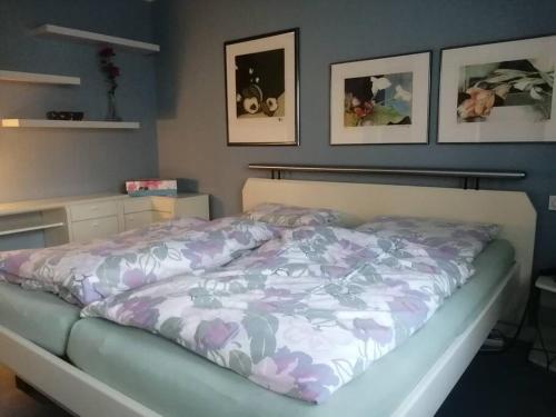 1 dormitorio con 1 cama con colcha de flores en Wohlfühlen nahe Bremen/Oldenburg, en Ganderkesee