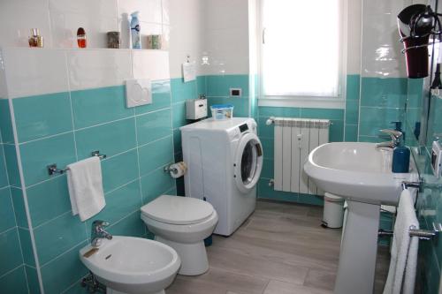 y baño con aseo y lavamanos. en Appartamento Via dei Fabbri Navali en Lido di Ostia