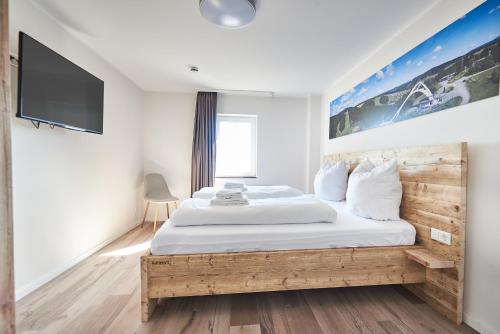 ein Schlafzimmer mit einem Bett und einem TV an der Wand in der Unterkunft Smart Resorts Saphir 506 in Winterberg