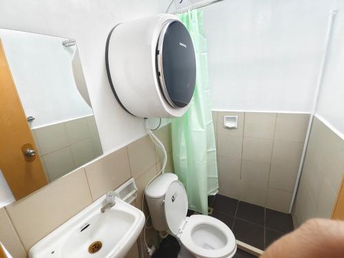 Baño pequeño con aseo y espejo en Cebu Urban Deca Homes B8 412 en Mandaue City