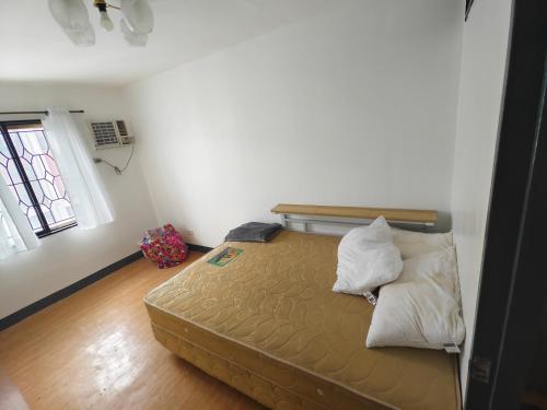 1 dormitorio con 1 cama en una habitación en Cebu Urban Deca Homes B8 412 en Mandaue City