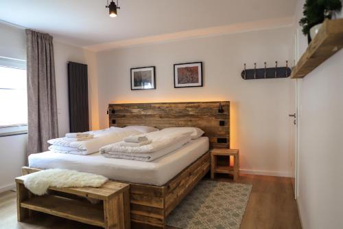 a bedroom with a bed with a wooden headboard at Smart Resorts Topas 301 in Winterberg