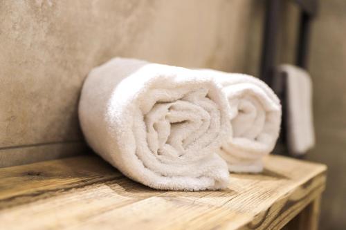 a roll of white towels sitting on a table at Smart Resorts Topas 301 in Winterberg