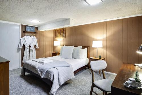 Katil atau katil-katil dalam bilik di Waterside Retreat-Poolside Oasis Hot Tub and More