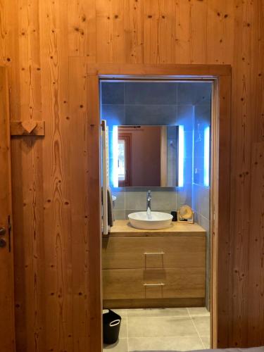 a bathroom with a sink and a mirror at Appartement neuf dans chalet idéalement situé, 5 couchages Prestations de qualité in Samoëns