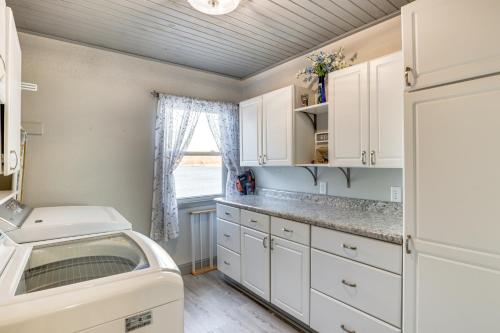 Η κουζίνα ή μικρή κουζίνα στο Waterfront Lake of the Ozarks Home with Private Dock
