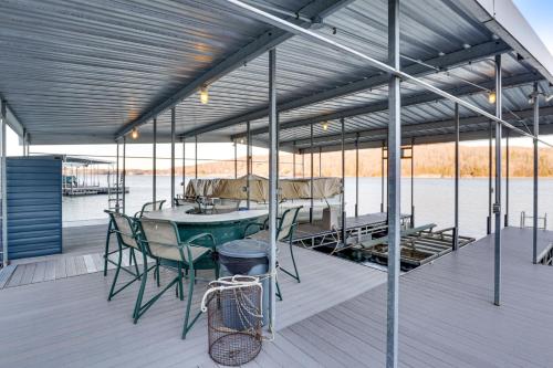 Φωτογραφία από το άλμπουμ του Waterfront Lake of the Ozarks Home with Private Dock σε Roach