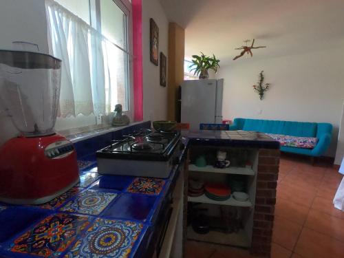 een keuken met een fornuis en een aanrecht bij Casa Arbol de Paz Hab Sencilla in Chacala