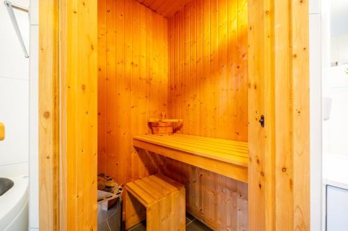 a wooden sauna with a bench and a sink at Ferienwohnung Leuchtturm 10 in Großenbrode