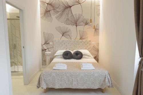 a bedroom with a bed with two towels on it at Casa Allegri in Alghero