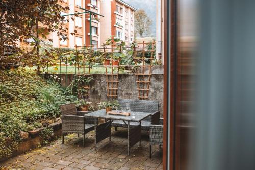 una mesa y sillas en un patio en Apartment with Atrium Anabela, en Tolmin