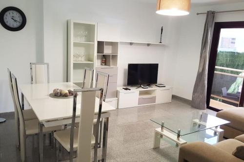 a living room with a dining table and a television at Apartamento con amplia terraza en Candelaria in Candelaria