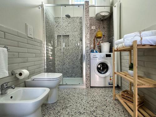 een badkamer met een wastafel en een wasmachine bij Casa Nonna Amalia in Terzigno