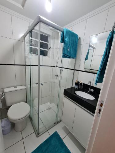 ein Bad mit einer Dusche, einem WC und einem Waschbecken in der Unterkunft Apto Decorado 2 quartos c/ Estacion-Jd Nova Europa-Campinas in Campinas