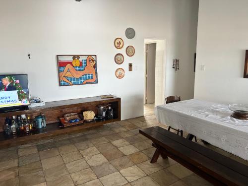 uma sala de estar com uma cama e uma televisão em Casa em Catuama com lancha na porta em Goiana
