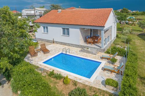 una vista aérea de una casa con piscina en Eda, en Vrsi