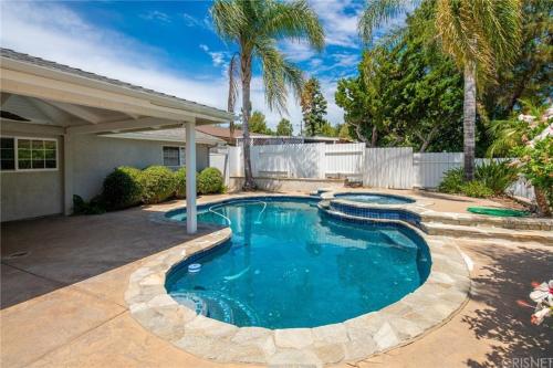 una piscina en el patio trasero de una casa en Casa De Thousand Oaks, en Thousand Oaks