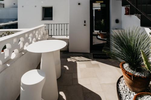 Le Contrade Di San Salvatore في مونوبولي: طاولة بيضاء ونبات الفخار على الشرفة