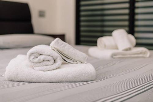 duas toalhas sentadas em cima de uma cama em Casa Penelope em Milão